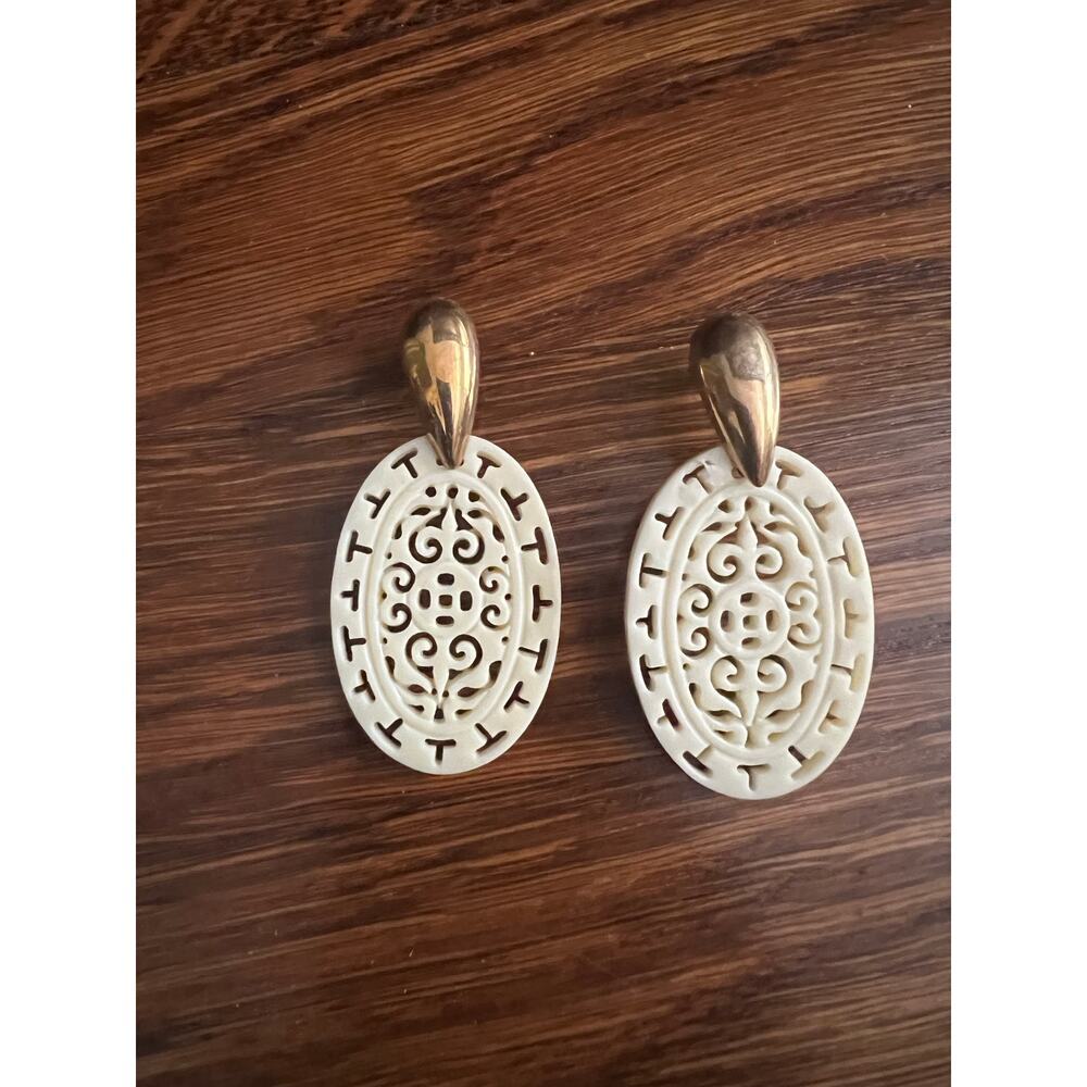 Daniel Espinosa Gold/White Oval Stud Drop Earrings With Intricate Cutout Design
